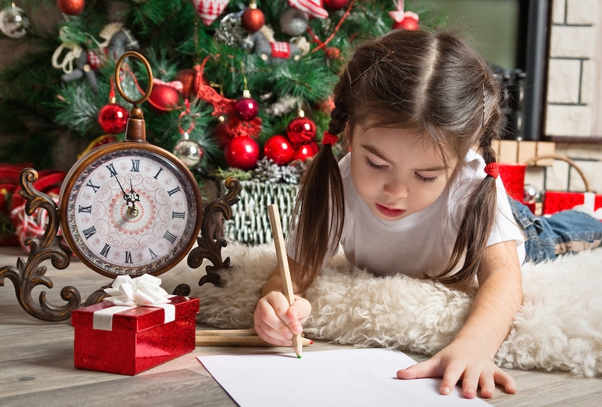 Bố mẹ có thể hướng dẫn bé viết thư cho ông già noel Bố mẹ có thể hướng dẫn bé viết thư cho ông già noel